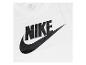 Weißes Nike T-Shirt mit großem schwarzem Logo auf der Vorderseite.