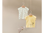 Zwei Baby-T-Shirts mit Bienen-Print, eines gelb und das andere mit einem weißen Design.
