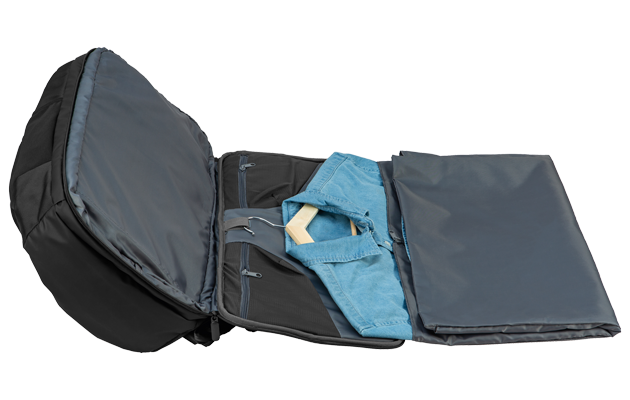 Detailansicht des geöffneten Rucksacks mit integriertem Kleidersack und einer Schlaufe für Kleiderbügel