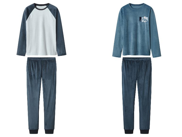 Zwei Sets Velour-Pyjamas, eines mit Raglanärmeln und das andere mit Bergmotiv.