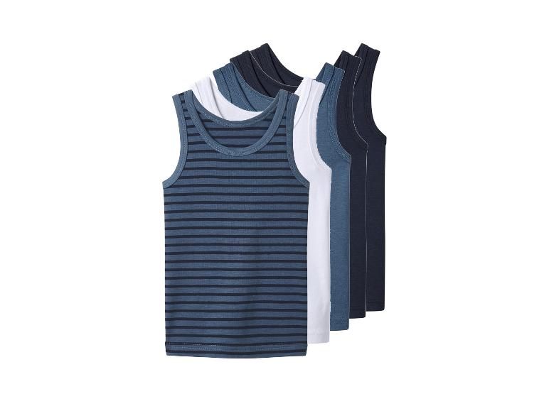 Set aus fünf Herren-Unterhemden in Blau-, Weiß- und gestreiften Tönen.