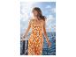 Eine Frau in einem ESMARA® Jumpsuit mit orange-weißem Muster auf einem Bootsdeck.