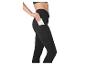 Frau in schwarzen Leggings mit Seitentasche, die ein Handy hineinsteckt.