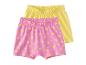 Zwei Mädchenshorts, eine rosa mit Sonnen und eine gelbe.