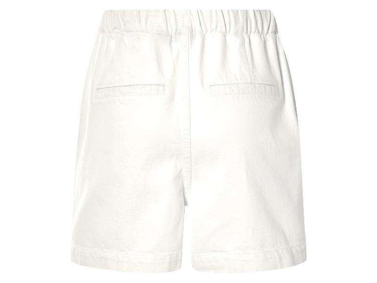 Weiße Shorts mit elastischem Bund.