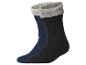 Zwei Paar Thermosocken, ein blaues und ein schwarzes, mit flauschigen grauen Bündchen
