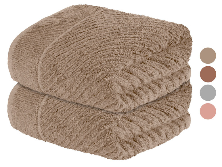 Zwei weiche Handtücher in Beige.