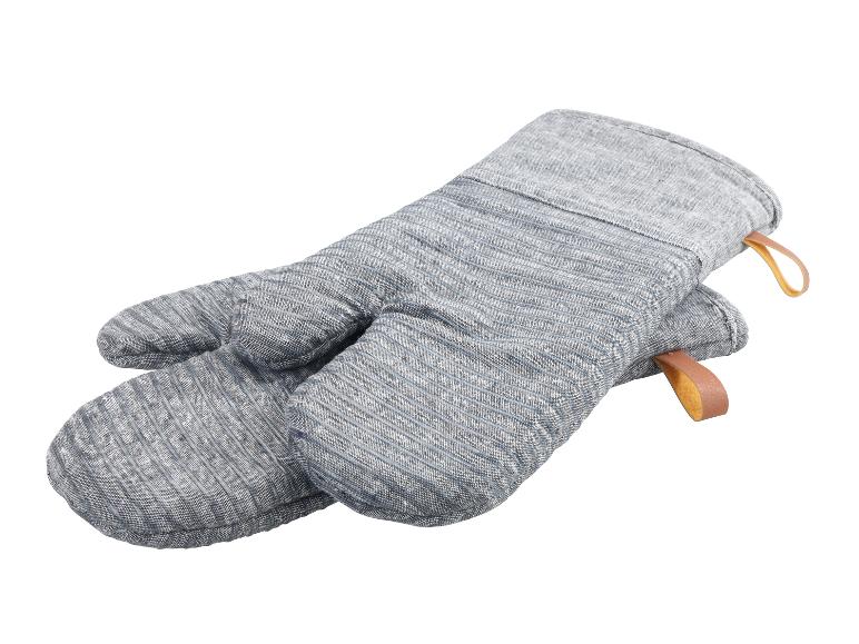 Ein Paar graue, gestreifte Ofenhandschuhe aus Stoff.