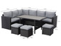 Schwarze Rattan-Lounge-Garnitur mit grauen Kissen, Tisch und vier Hocker.