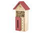 Ein Insektenhotel aus Holz mit Bambusröhren und einem roten Dach.