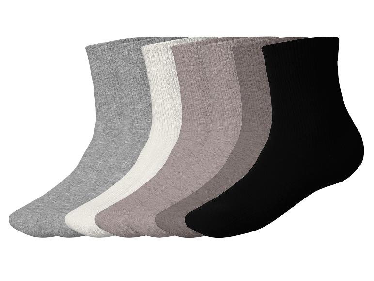 Fünf Paar Socken in verschiedenen Farben: Grau, Cremeweiß, Beige, Dunkelgrau und Schwarz.