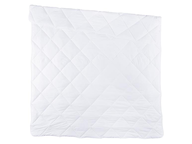 Weiße Steppdecke mit Rautenmuster.