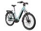 E-Bike mit hellblauem Rahmen, schwarzen Schutzblechen und Gepäckträger