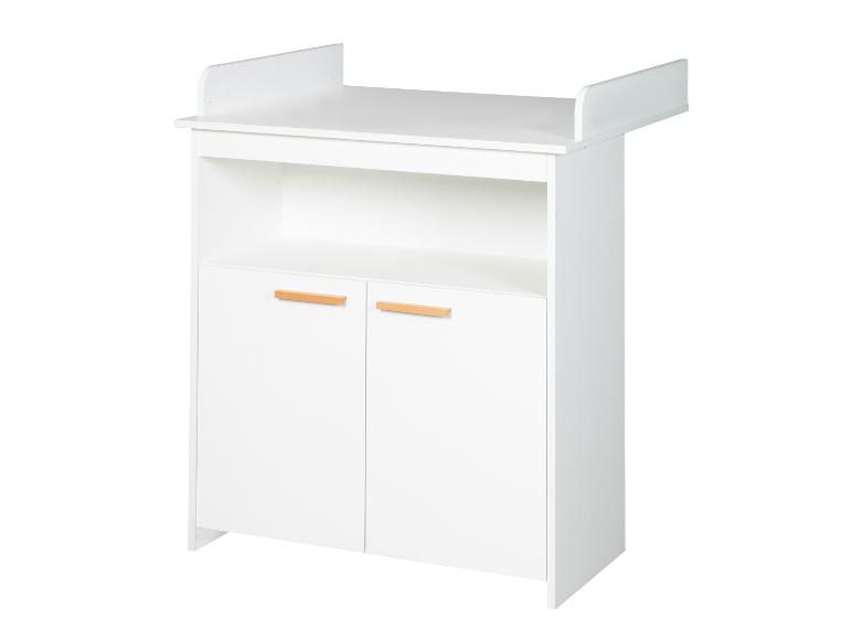 Weiße Kommode mit zwei Türen und Holzgriffen, mit einem offenen Regal darüber