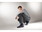 Mann in grauem Pullover, Hose und blauen Chelsea-Boots aus Wildleder.