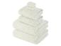 Ein Stapel weicher, cremefarbener Handtücher.