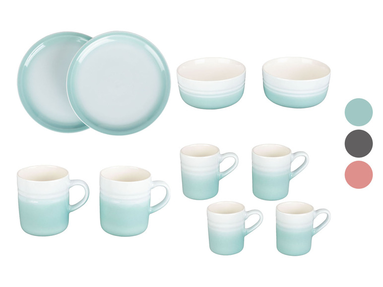 Zwei Teller, zwei Schalen und sechs Tassen in blauer Farbe.