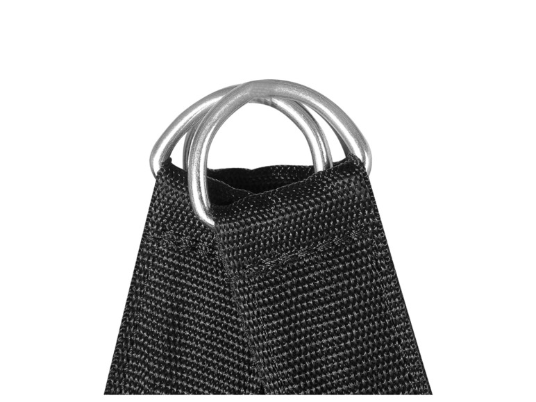 Zwei Metallringe an einem schwarzen Trainingsbeutel.