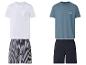 Zwei Pyjama-Sets: ein weißes T-Shirt mit Tasche und gestreiften Shorts, sowie ein blaues T-Shirt mit Aufdruck und marineblauen Shorts.