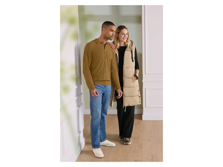 Mann im Strick-Polopullover und Frau in langer Weste.