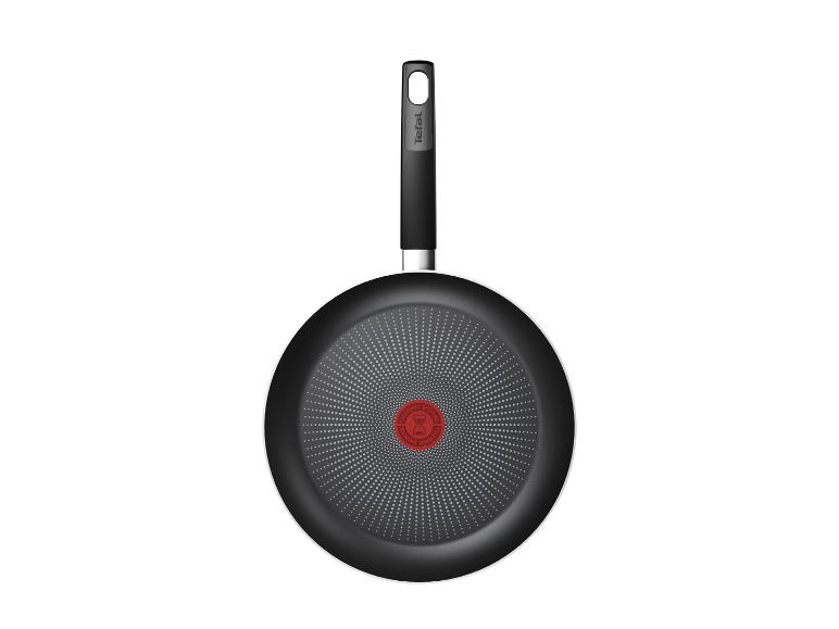 Schwarze Bratpfanne mit Antihaftbeschichtung und rotem Thermosignal in der Mitte