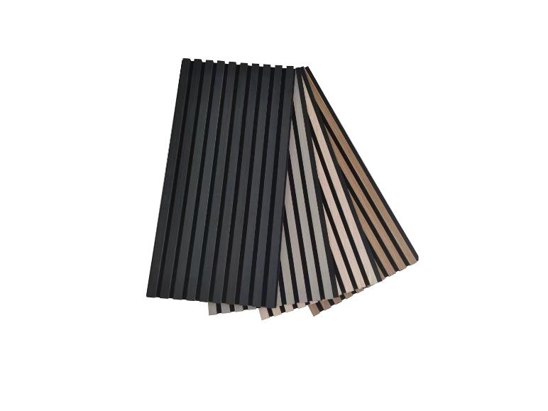 Dunkle und helle Holz-Akustikpaneele für Wände.