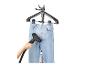 Dampfglätter bügelt Jeans an einem Kleiderbügel.