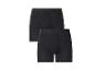 Zwei schwarze Herren-Boxershorts, eine leicht hinter der anderen.