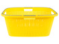 Ein gelber Wäschekorb mit grauen Griffen.