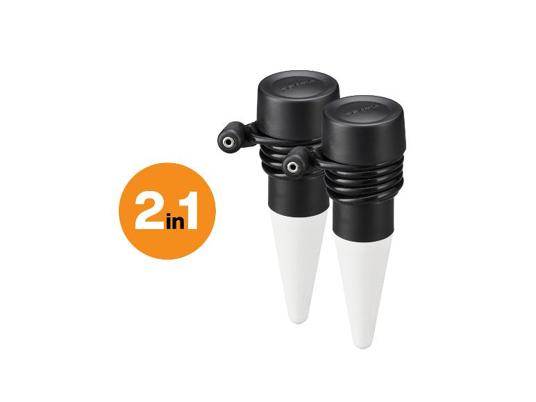 Zwei schwarz-weiße Bewässerungssysteme mit orangefarbenem 2-in-1-Etikett.