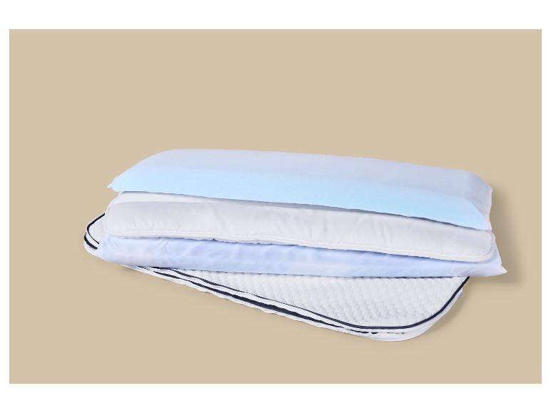 Stapel blauer und weißer Kissen und Matratzenschoner
