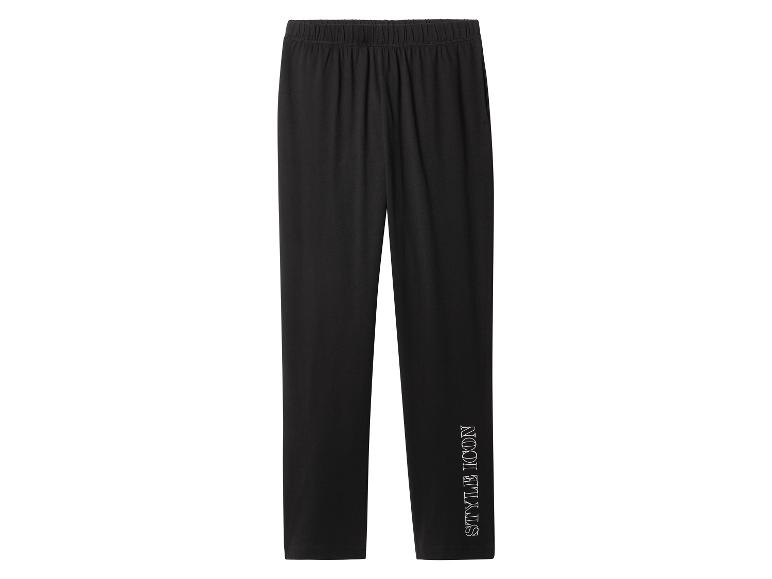 Schwarze Hose mit dem Schriftzug „STYLE ICON“ am rechten Bein.