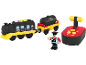 Schwarz-gelber Spielzeugzug mit Tankwagen, Lokführer und roter Fernbedienung.