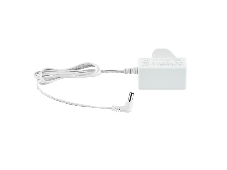 Ein weißes Stromkabel mit Stecker und Adapter.