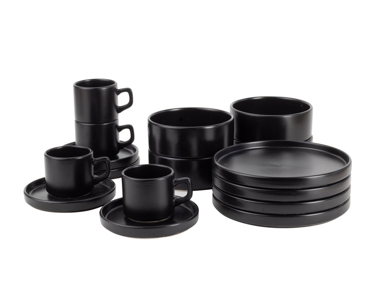 Schwarze Kaffeetassen und Untertassen, mit schwarzen Schalen und Tellern.