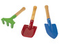 Eine grüne Harke, eine rote Schaufel und eine blaue Schaufel mit Holzstielen.