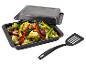 Backform mit Deckel, gefüllt mit Gemüse, und ein schwarzer Pfannenwender.