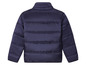 Eine dunkelblaue Winterjacke mit hohem Kragen.