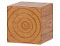 Holzwürfel mit sichtbarer Maserung und kreisförmigen Jahresringen
