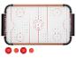 Airhockey-Tisch mit roten Pucks und Punktezählern.