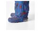 Blaue Regenhose mit Spiderman-Aufdruck und passenden Stiefeln.
