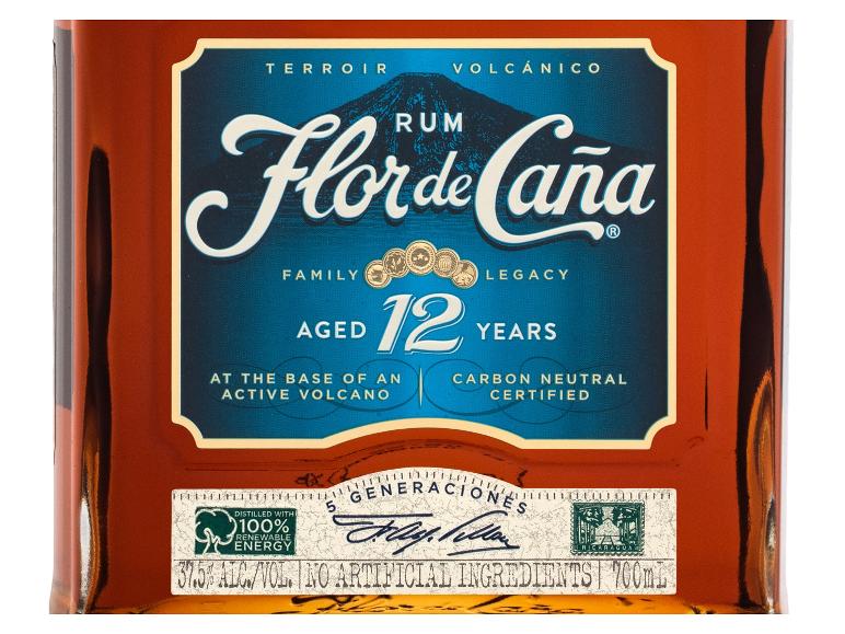 Nahaufnahme des Etiketts einer Flasche Flor de Caña 12 Jahre alter Rum.