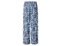 Blau-weiße Hose mit Ikat-Muster und elastischem Bund.