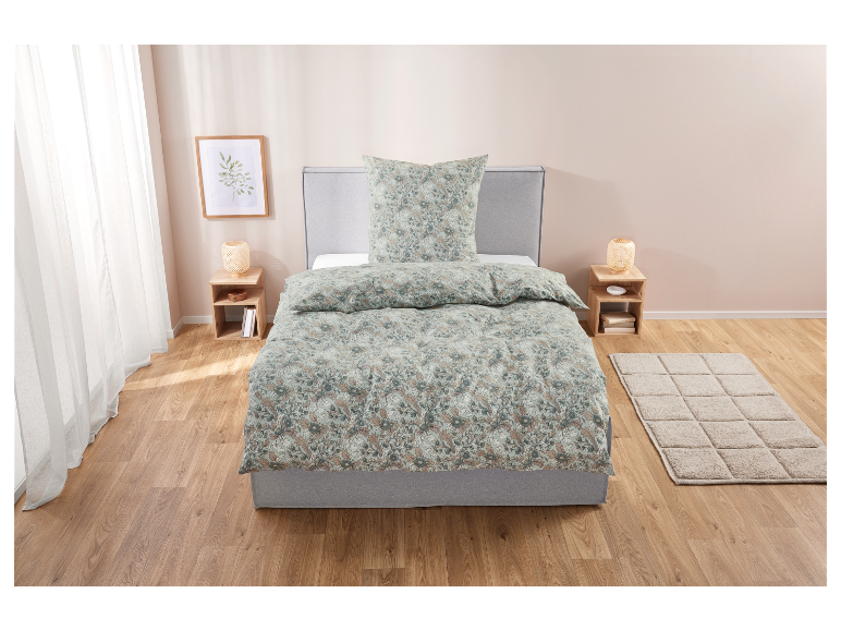 Blumige Bettwäsche in Grün- und Beigetönen.