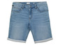 Eine blaue Jeans-Shorts mit umgeschlagenem Saum.