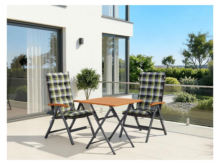 Outdoor-Bistro-Set mit zwei Klappstühlen und einem Klapptisch auf einer modernen Terrasse.
