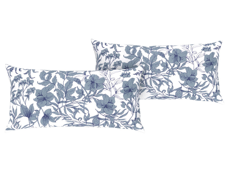 Zwei Kissen mit blauem Blumenmuster.