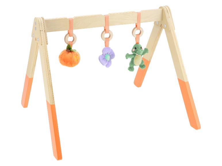 Baby-Spielbogen aus Holz mit hängenden Plüschtieren: Kürbis, Blume und Dinosaurier.