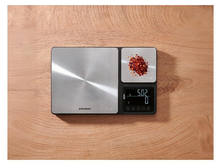 SilverCrest digitale Küchenwaage mit zwei Wiegeflächen und zerkleinerten Chiliflocken.