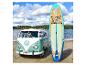 Ein Vintage Volkswagen T1 Bus und ein Boardsport SUP Board am Strand.